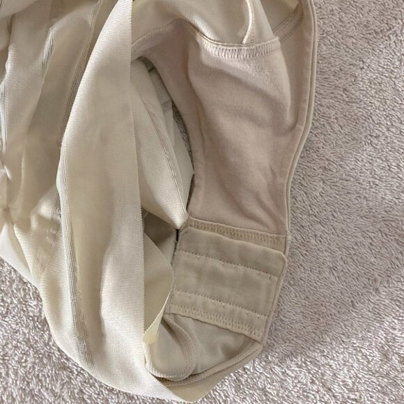 5/$25 Maidenform beige shapewear panties S - Picture 6 of 9